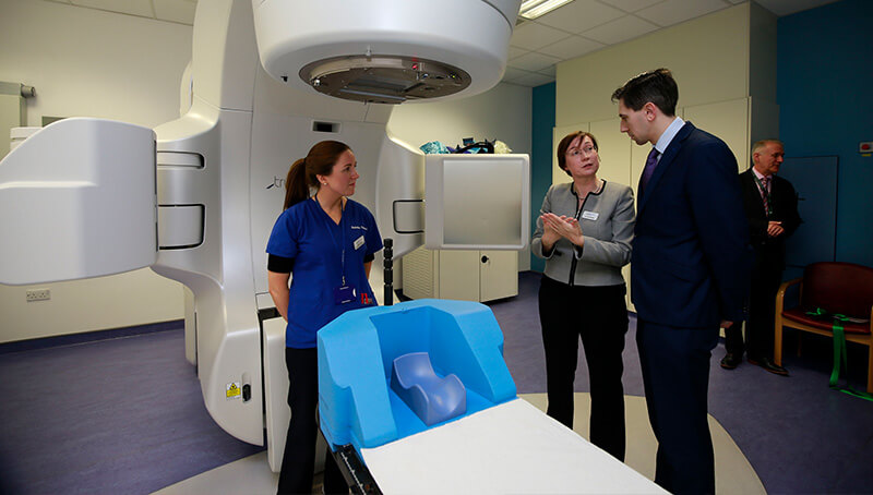 Clinical Specialist Radiation Therapist, Niamh Carroll, Network Director of St Luke’s Radiation Oncology Network, Dr Orla McArdle, and Minister for Health Simon Harris TD. 